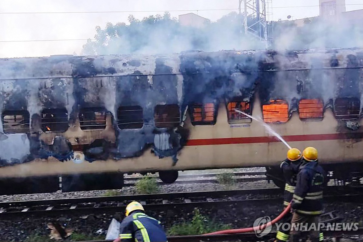 인도 남부서 정차 중인 열차 화재…9명 사망