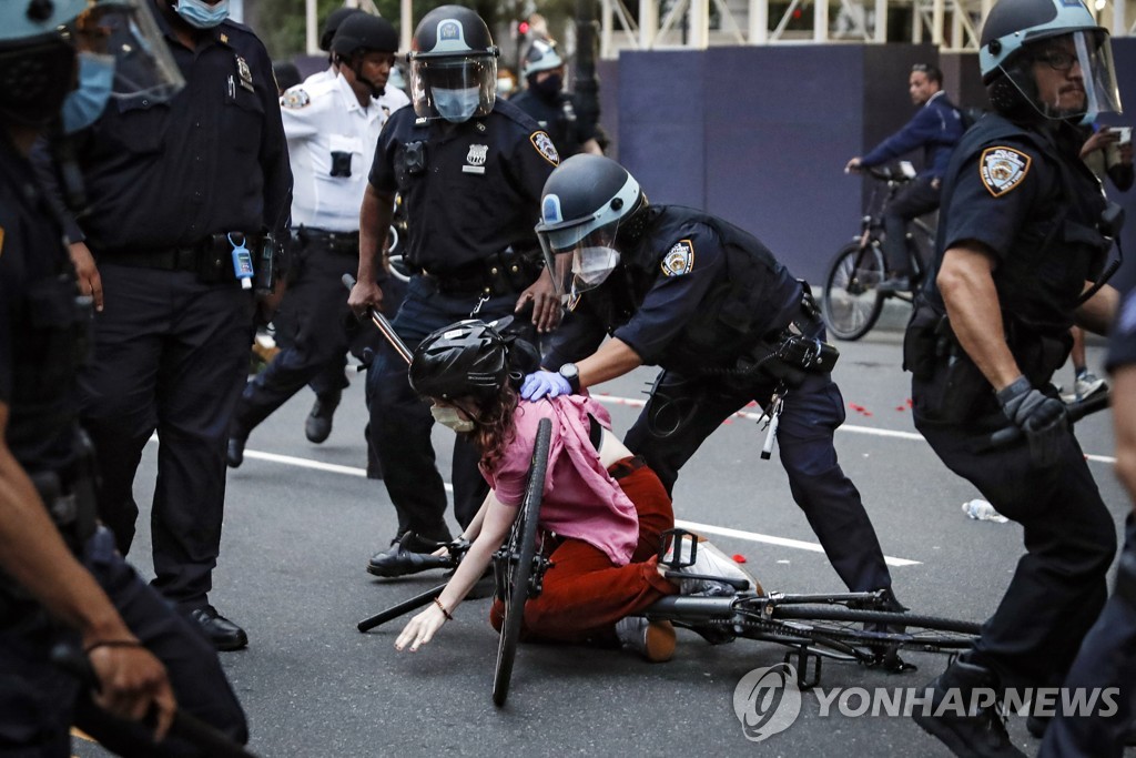 경찰 감시하는 美 유튜버들…폭력·과잉진압 고발