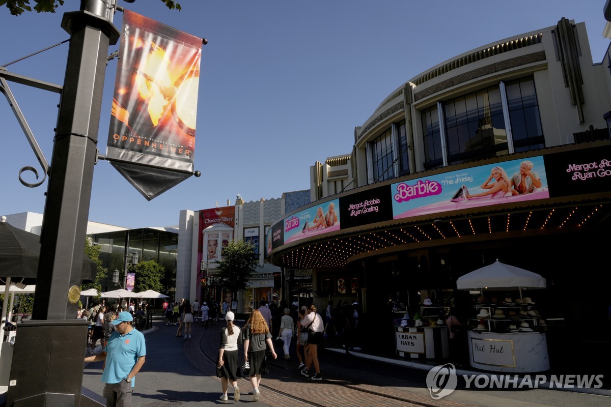 美극장가 '5천원 티켓'에 10대 수백명 몰려 싸움…총격 부상도