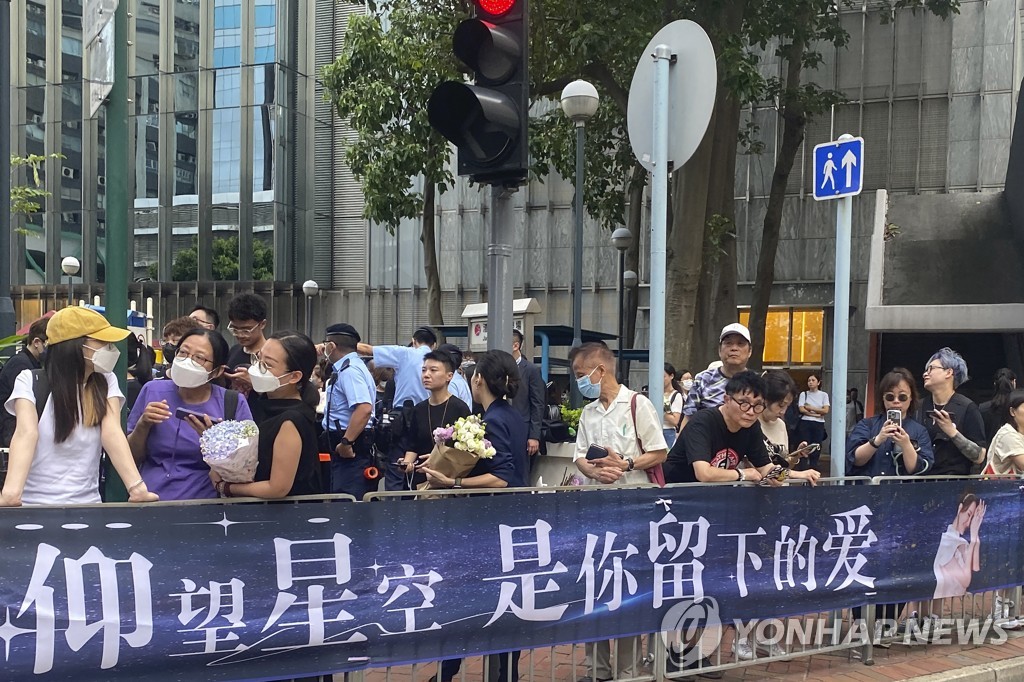 [월드&포토] "잘가요. 코코 리" 홍콩 추모식에 몰린 팬들