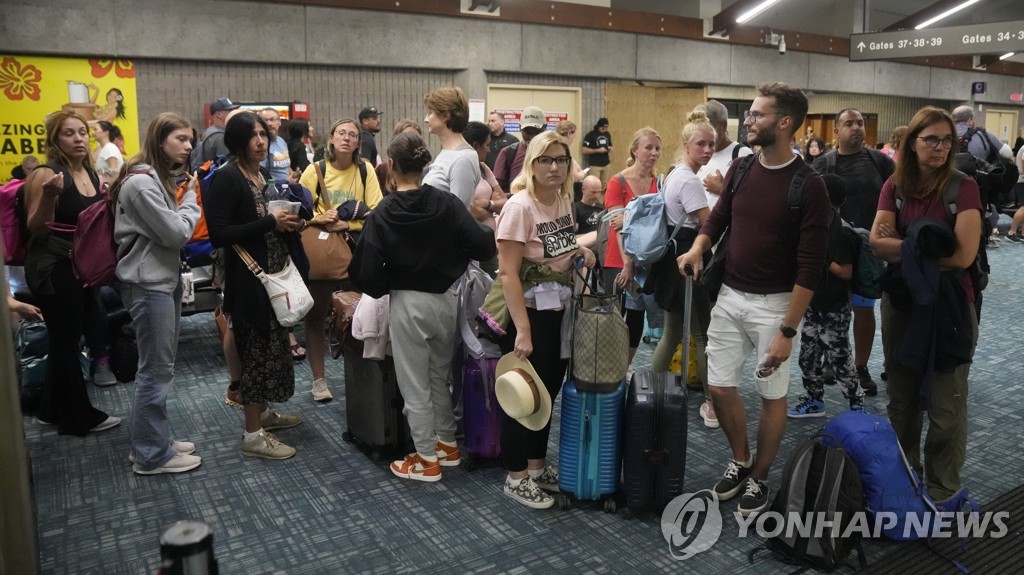 "이웃 숨진 바다서 수영이라니"…하와이 주민들 휴가 자제 호소