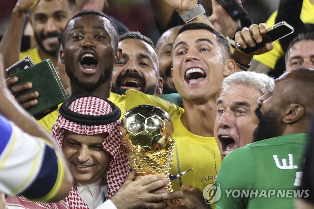 멀티골 호날두, 알나스르에서 첫 우승…아랍클럽챔피언스컵 정상