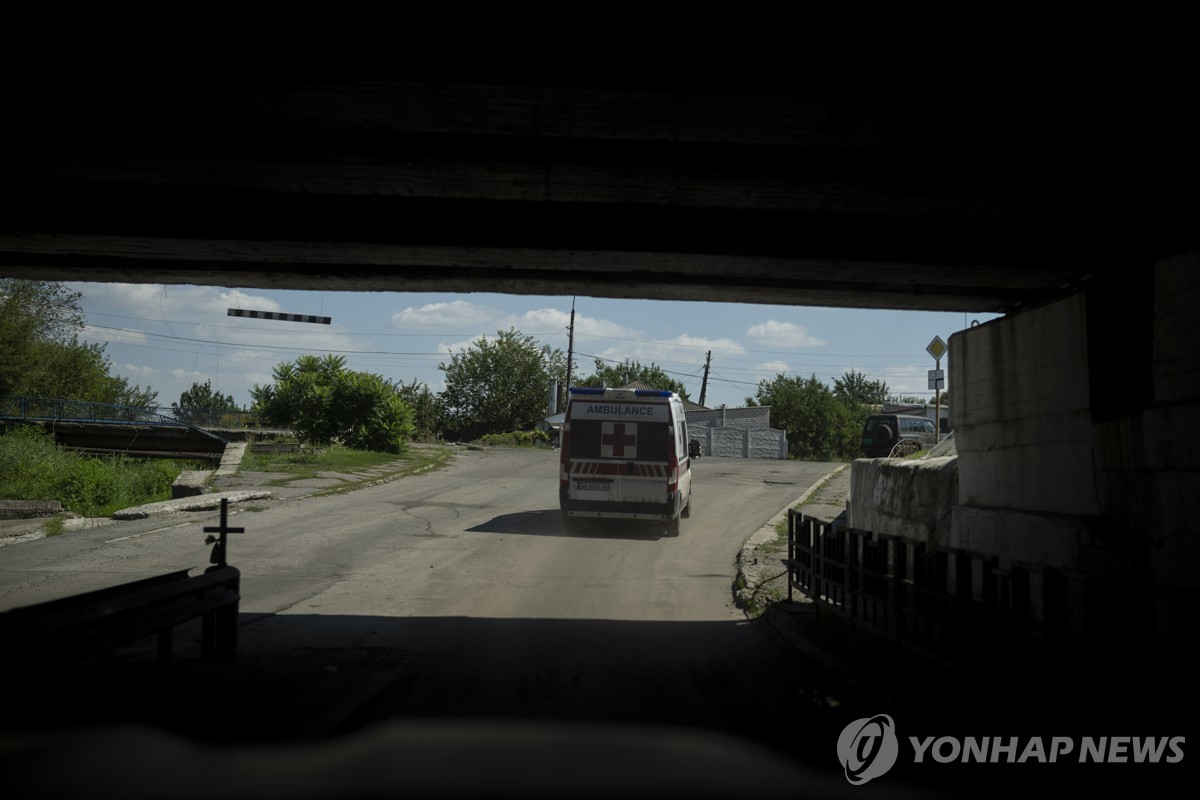 우크라 "러, 동부 도시 민간인 시설 포격…3명 사상"