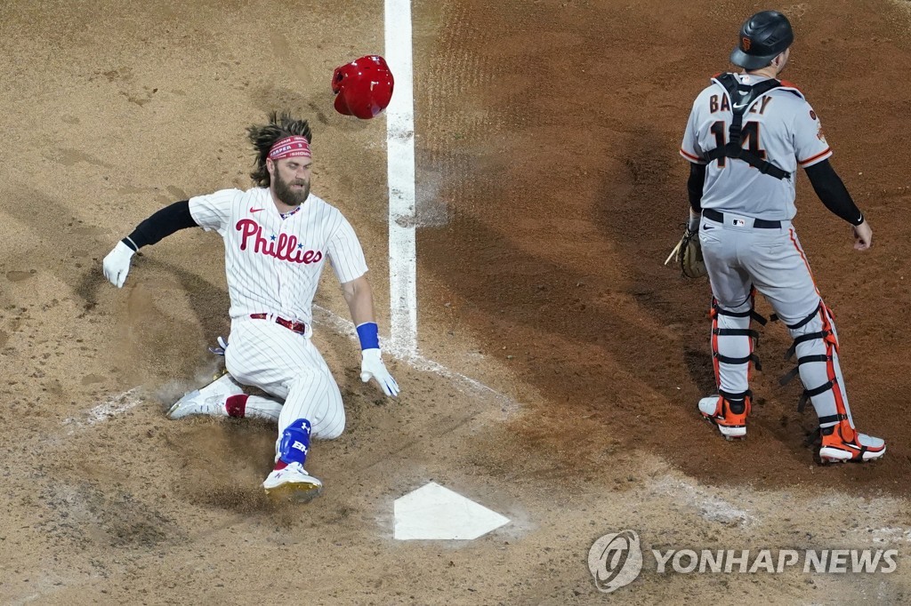 '전력 질주로 12년 연속 10홈런' 하퍼, 개인 두 번째 장내 홈런