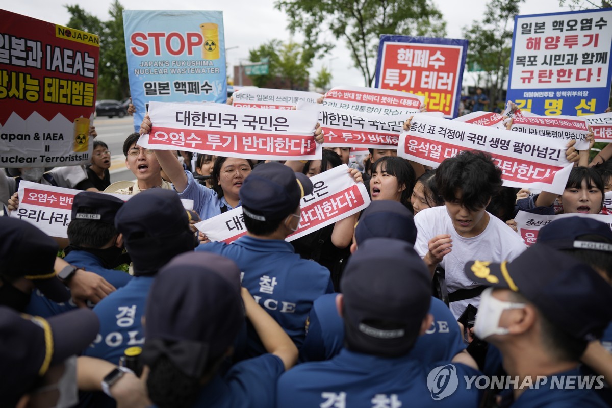 '오염수 반대' 日대사관 기습시위 대학생 16명 체포(종합)
