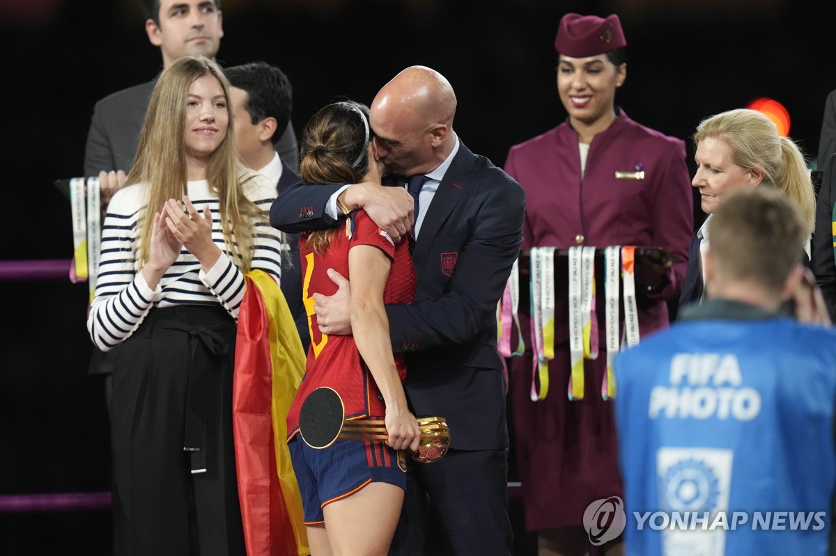 선수에게 원치 않는 키스한 스페인축구협회장, 25일 사퇴할 듯