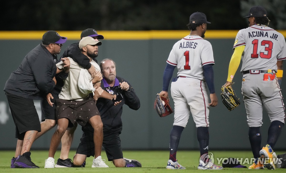 MLB 구장 안전 비상…총격 사건에 관중 난입해 선수에 돌진