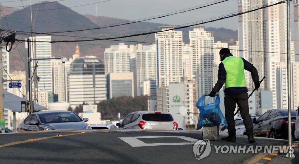 폭염에 막 버린 쓰레기봉투…집에선 냄새나고 밖에선 안나나요