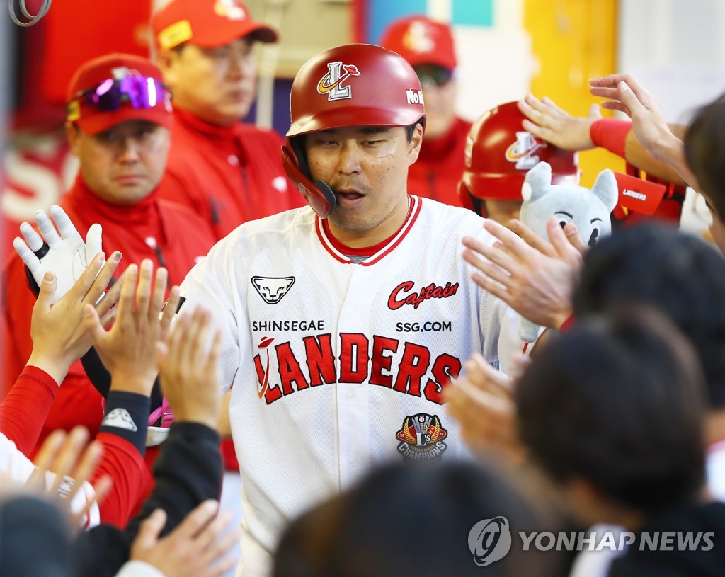 '타격 부진' 한유섬, SSG 주장직 자진 반납…후임은 오태곤