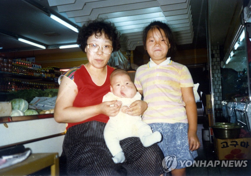 [삶] "산에서 아기 낳고 묻으려다…너무울어 교복에 싸서 데려왔어요"