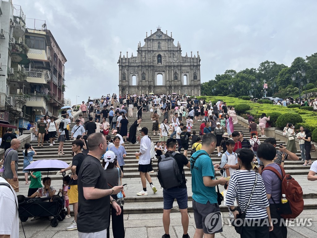 [월드&포토] 마카오 카지노 가득 채운 중국 관광객들