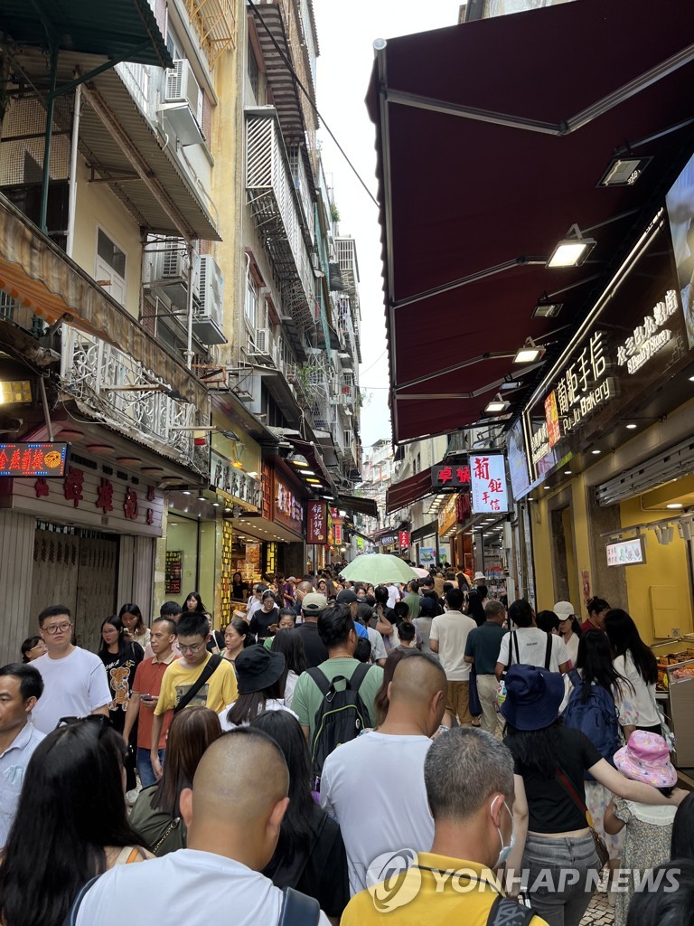 [월드&포토] 마카오 카지노 가득 채운 중국 관광객들