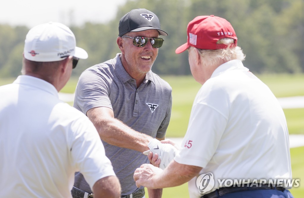 트럼프 전 미국 대통령, LIV 골프 대회장 방문