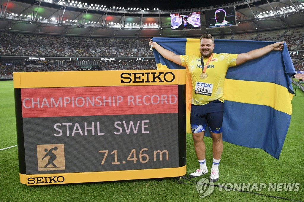 홀러웨이, 남자 110ｍ 허들 3연패…잔고는 부르키나파소에 첫 金