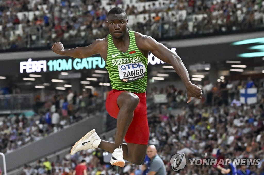 홀러웨이, 남자 110ｍ 허들 3연패…잔고는 부르키나파소에 첫 金