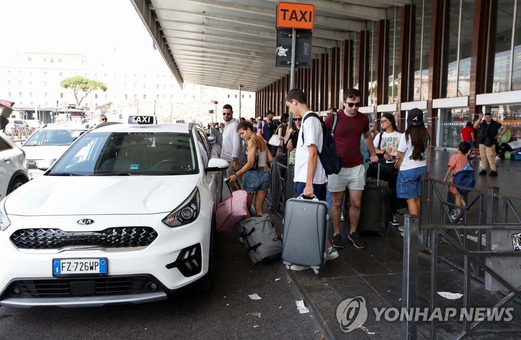 손님 많고 택시 없는 伊…택시업계 반독점행위 조사 착수