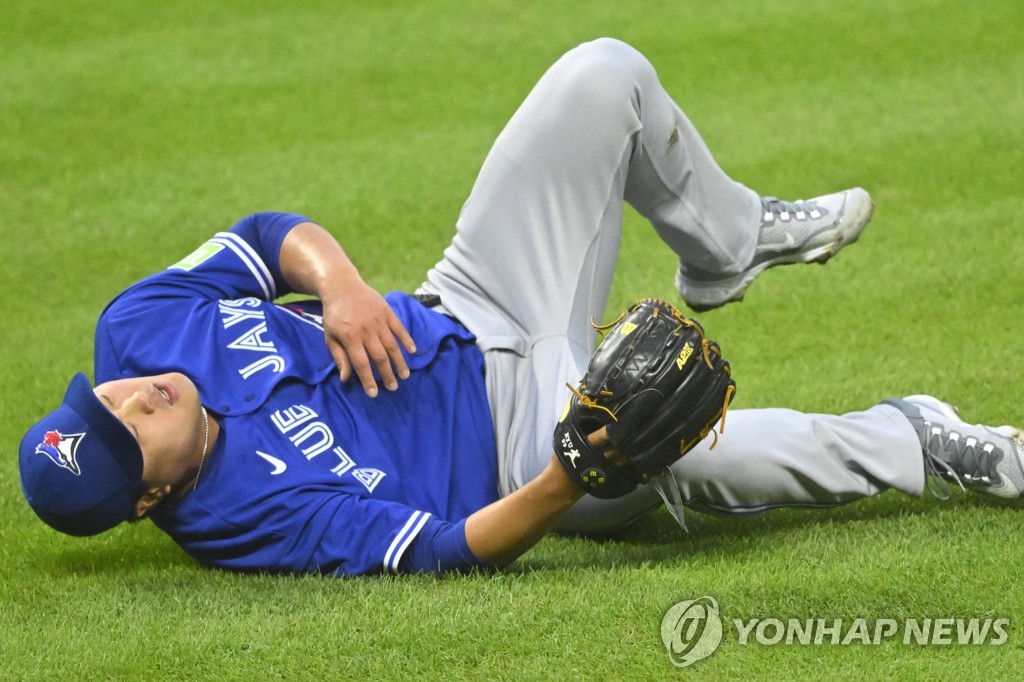 류현진, 경기 중 강습타구 맞고 쓰러져…"오른쪽 무릎 타박상"(종합)