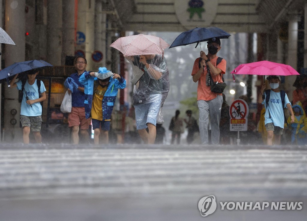 "태풍 '카눈' 기록적 폭우 가능성"…日규슈 133만명 피난지시(종합)