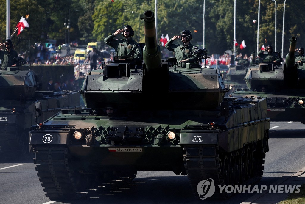 폴란드 대규모 군사 퍼레이드…'러시아 벨라루스에 군사력 과시'
