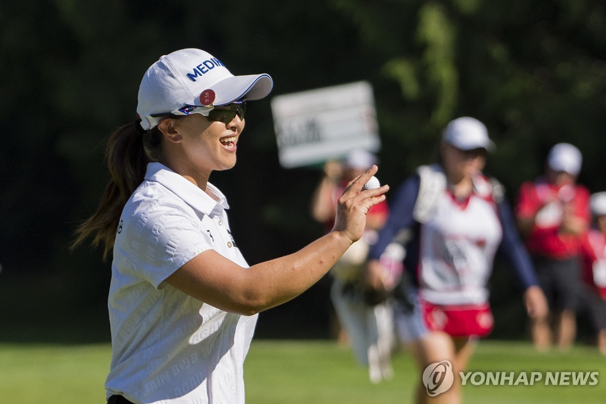 '홀인원' 김세영, LPGA 캐나다 대회 3R 2위…선두와 3타 차