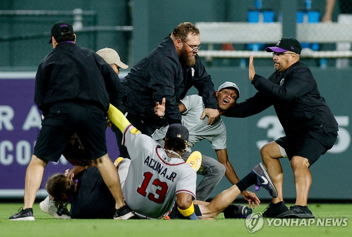 MLB 구장 안전 비상…총격 사건에 관중 난입해 선수에 돌진