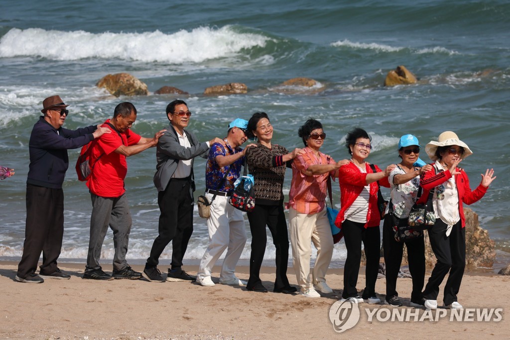 국경 열어도 발길 끊긴 중국…베이징 방문 외국인 '4분의1 토막'