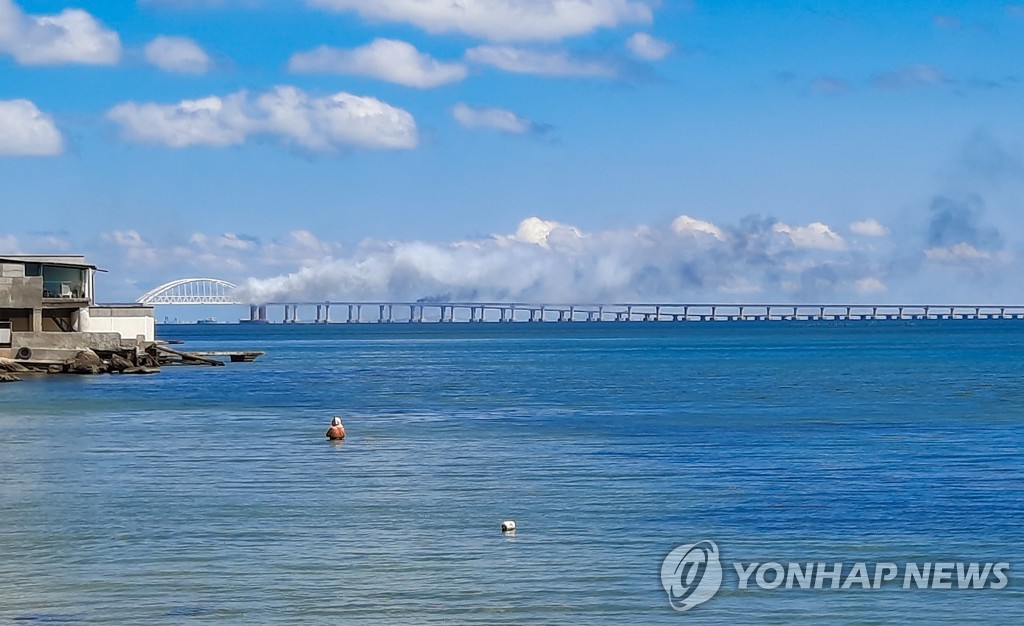 크림대교에 하루 2차례 미사일 공격…러 "묵과하지 않을 것"(종합)