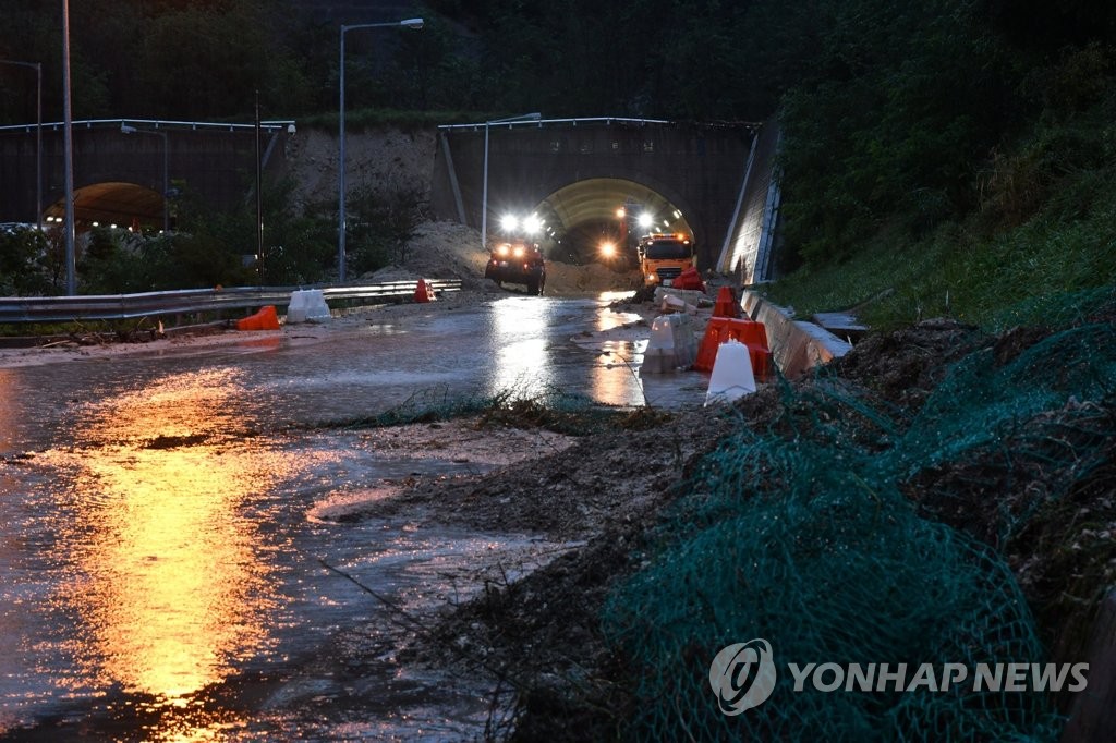 [태풍 카눈] 국도 7호선 삼척 장호터널 침수…1차로 교통 차단