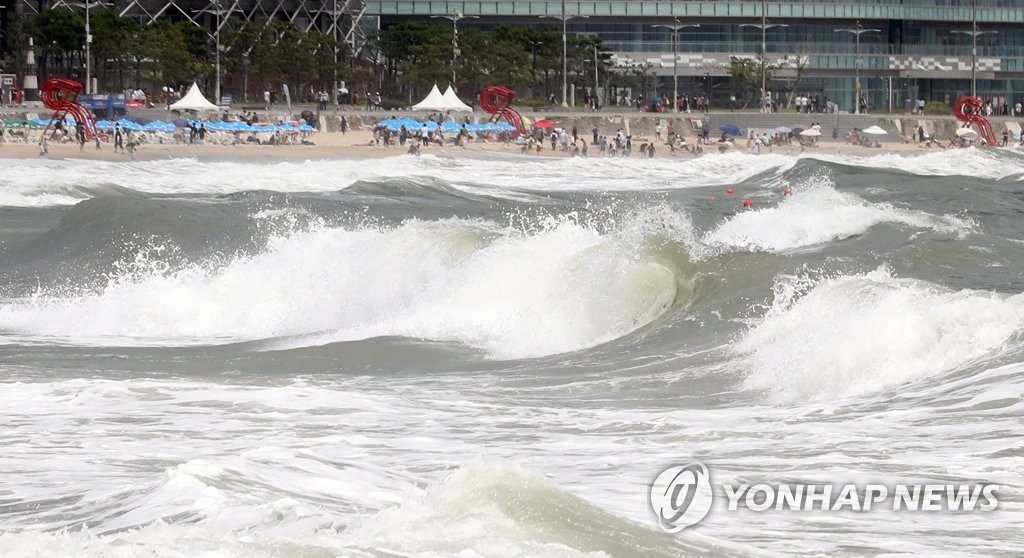 여름 피서 절정인데…부산 해수욕장 태풍 '카눈' 영향 수영금지