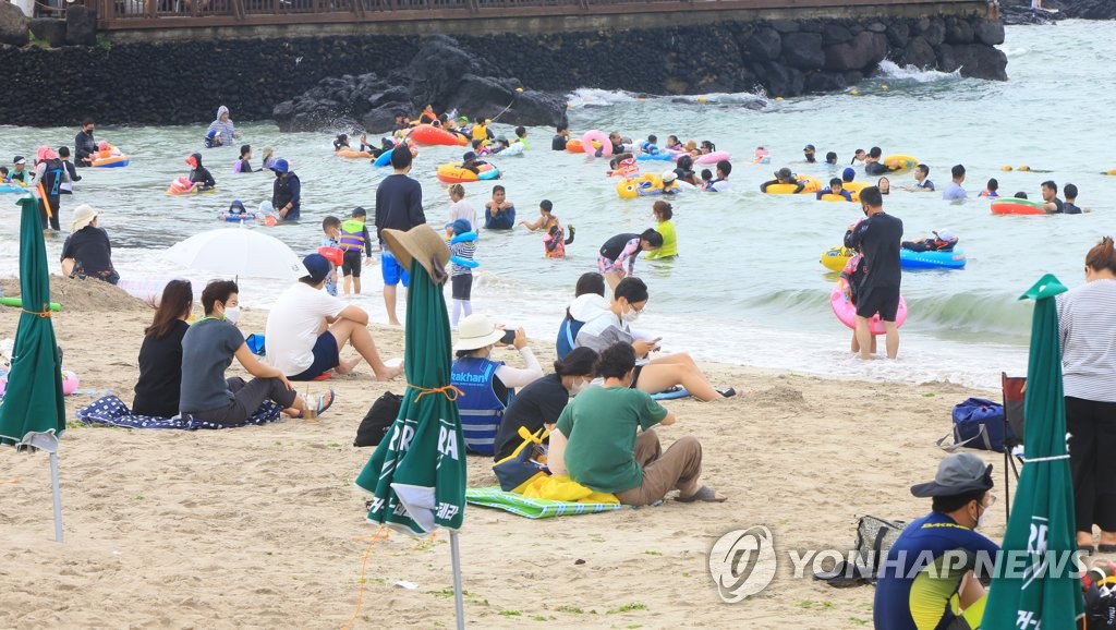 제주 구름 많고 소나기…낮 최고 33∼34도