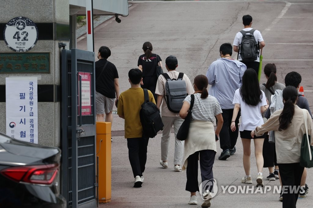 [2024예산] 공무원 보수 2.5% 오른다…최저임금 인상폭 준용