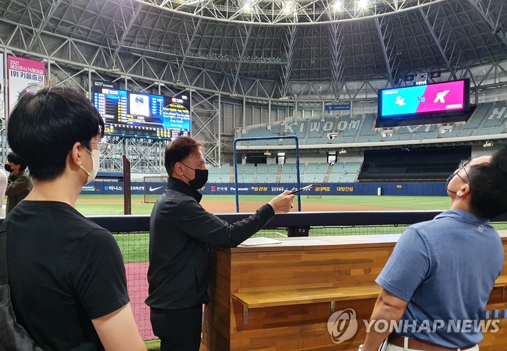 MLB 한국 개막전 위해 실사단 서울 방문…그라운드 등 점검