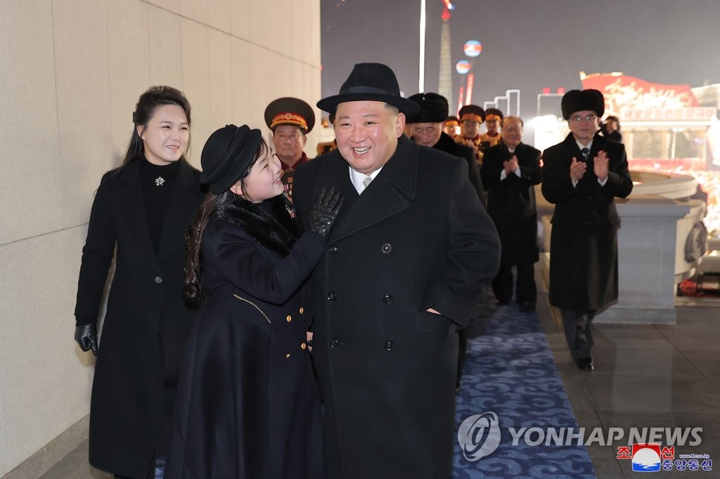 소총 시험사격 선보인 김정은…1948년 김일성과 '판박이'