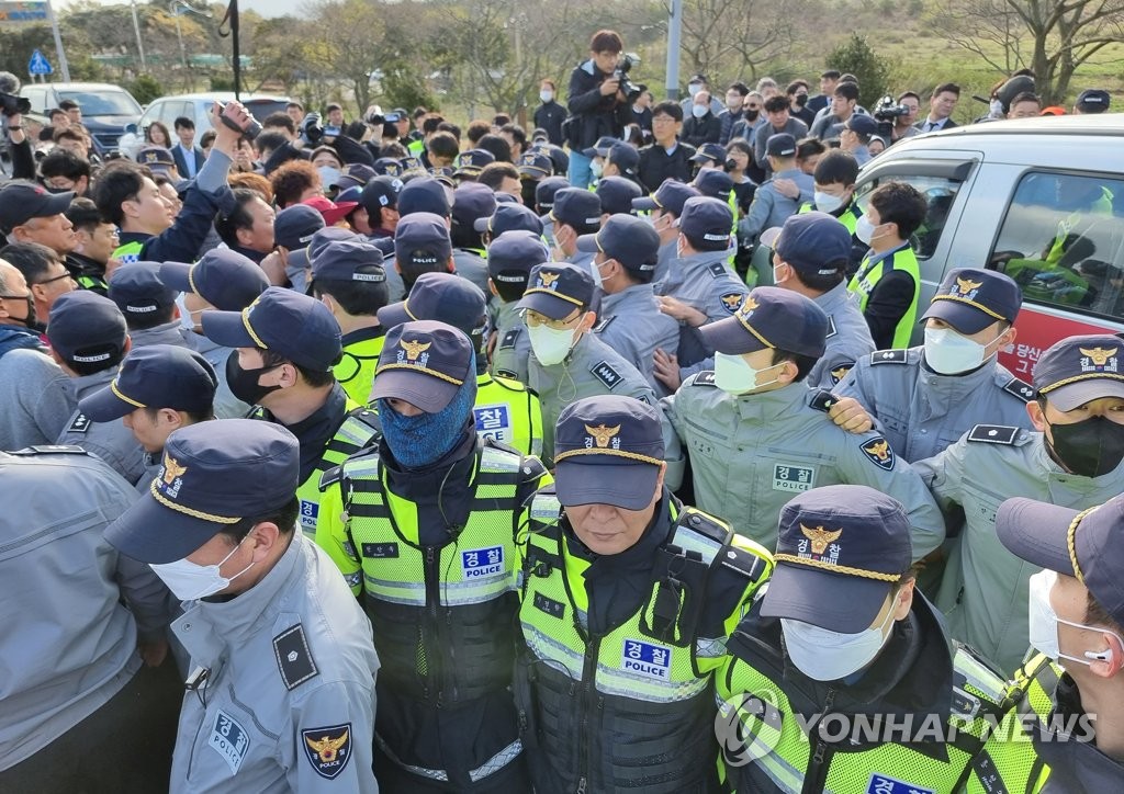 '4·3 폄훼' 극우 집회 막은 유족회·민노총 간부 송치