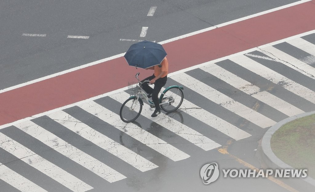 부산·울산·경남 구름 많고 오후 소나기…낮 최고 32∼35도