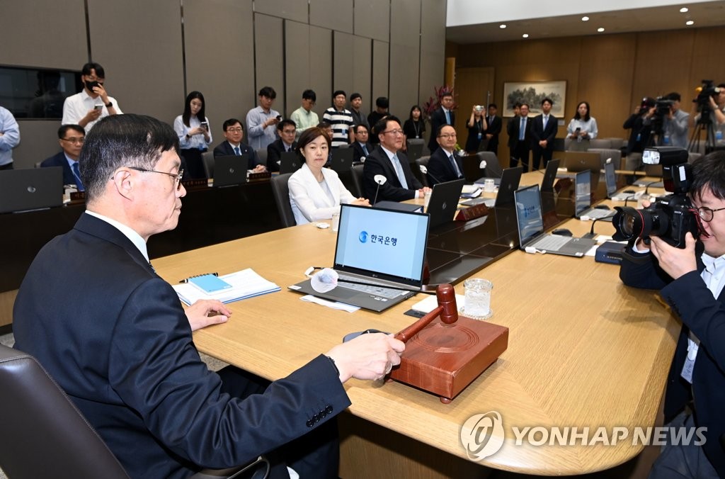 '금리동결' 금통위원들 "근원물가 높고 비은행권 불안요인 잠재"