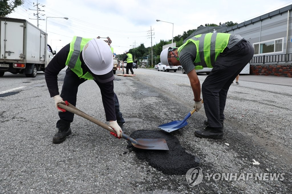 고속도로 '포트홀' 5년간 1만9천여건…7~8월 33% 집중