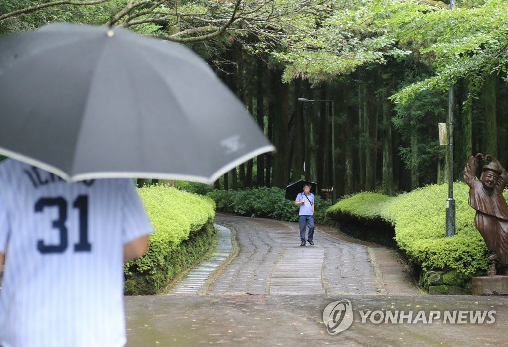 제주 내일 새벽까지 가끔 비…예상 강수량 최대 80㎜↑