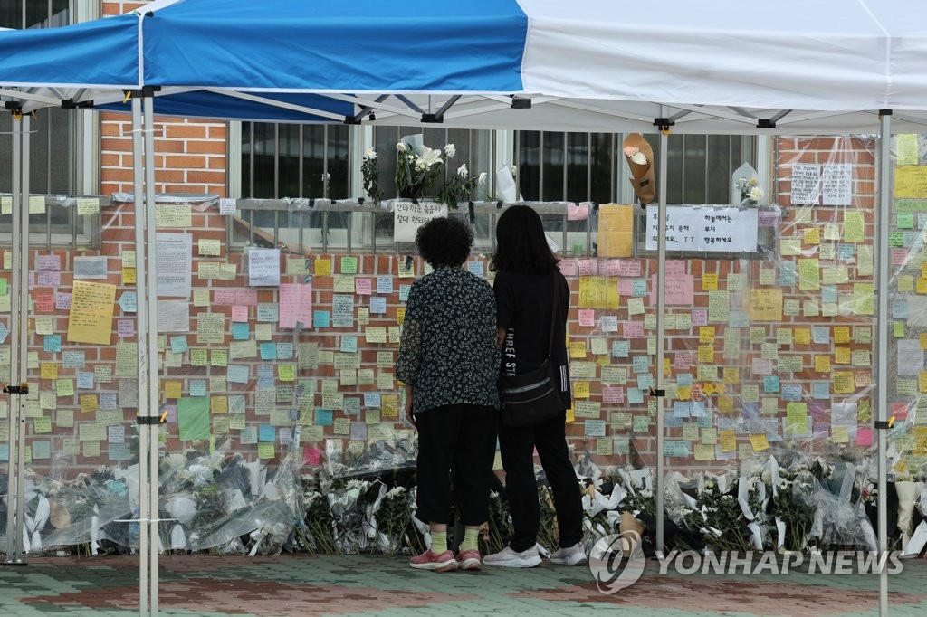 '교사 사망' 서초구 초등학교 교실 벽 추모공간으로