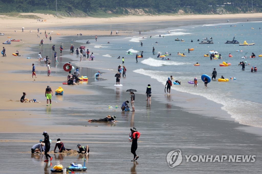 계속되는 무더위 속 곳곳 소나기…낮 최고 36도