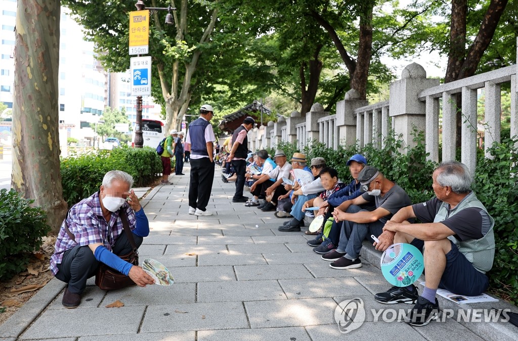 폭염에 취약노인 건강 비상…"독거노인 등 50만명 안부 확인"