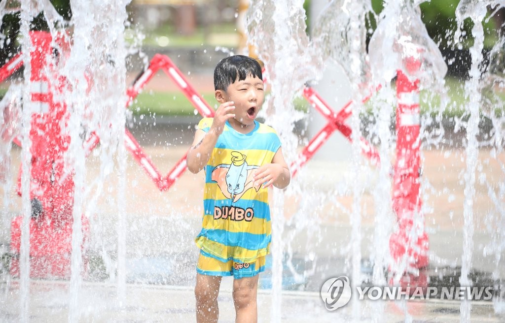 연일 푹푹 찌는 폭염에 경북 물놀이 장소 '북적북적'