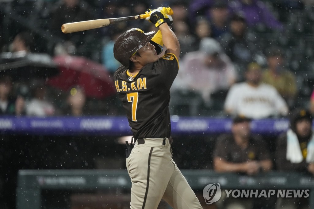 MLB 진출 '첫 지명타자' 김하성, 2루타로 7경기 연속 안타