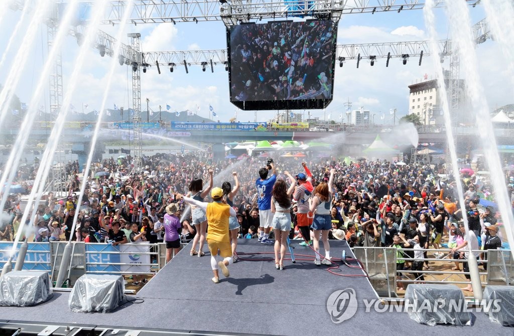 "폭염 날리는 물싸움" 장흥 물축제 폐막…수익금 수해지역 기부