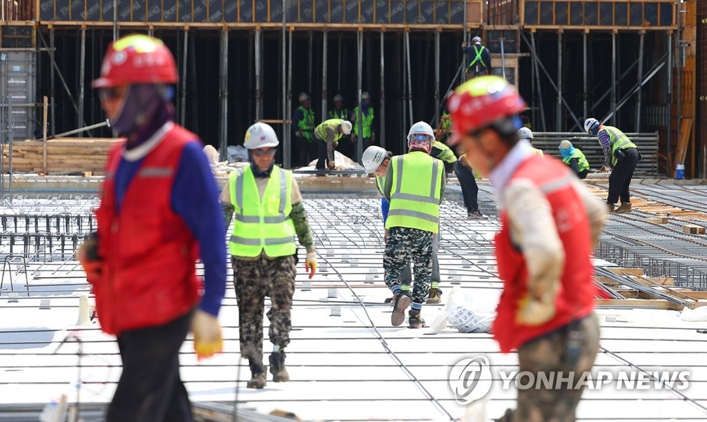 공장·논밭 곳곳 폭염으로 지치고 쓰러지고…사망자 30명 육박