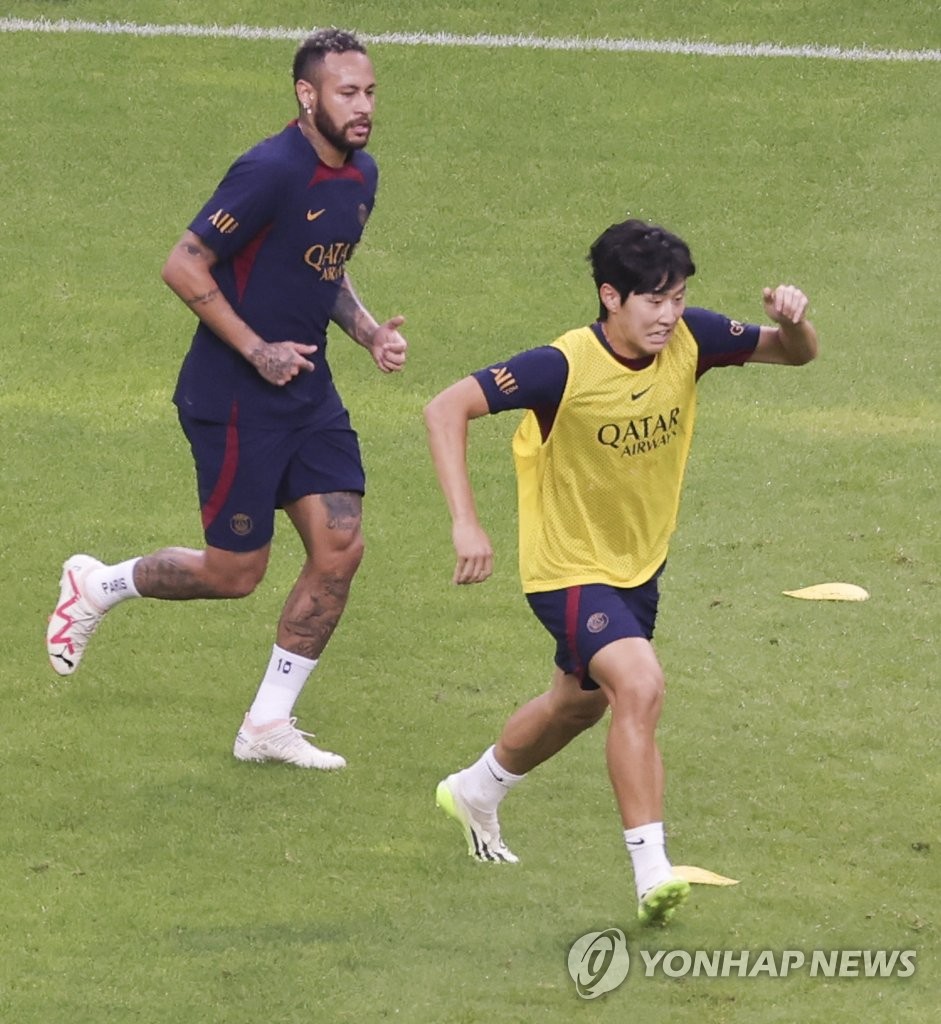 PSG 유니폼 입고 한국 찾은 이강인 "영광스럽고 행복"