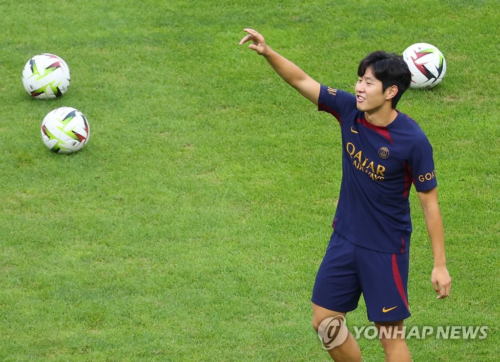 PSG 유니폼 입고 한국 찾은 이강인 "영광스럽고 행복"