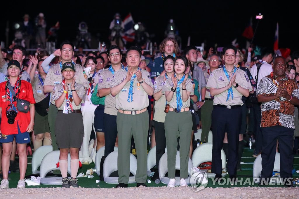 스카우트 단복 입은 尹, 새만금 잼버리 찾아 전세계 대원 격려