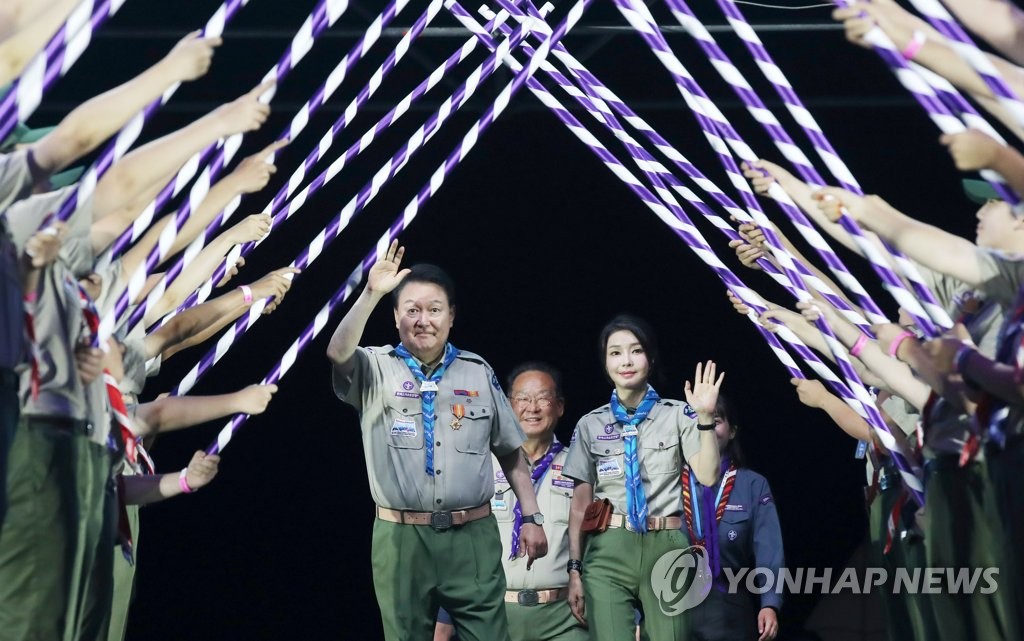 尹 "연대하면 인류 위기 대응"…새만금 잼버리서 '바닥 응원'(종합)