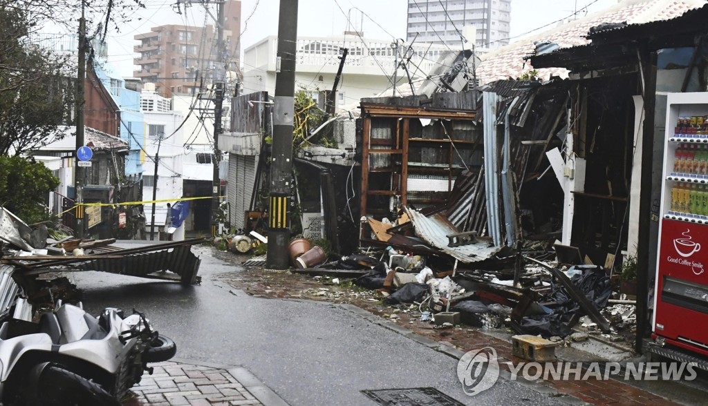 日오키나와서 멀어졌던 태풍 '카눈' 다시 접근…"강풍 경계해야"